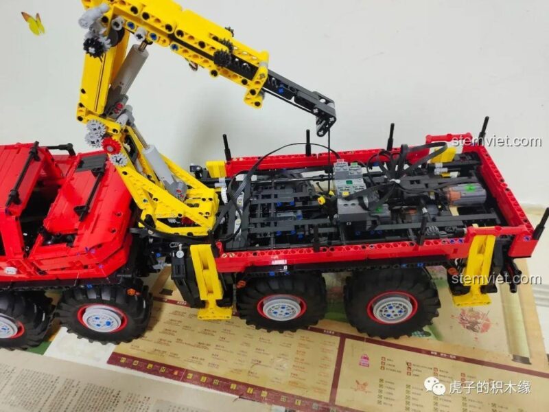 Trang hướng dẫn chi tiết của bộ đồ chơi Mô Hình Xe Tải Khớp Nối Mould King 13146, minh họa rõ ràng từng bước lắp ráp, giúp bé trai dễ dàng hoàn thành mô hình.