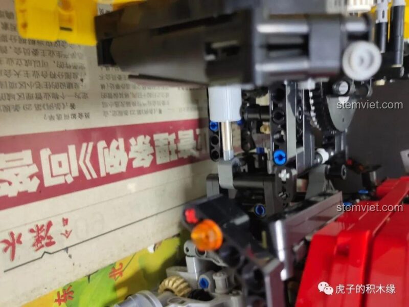 Phần thân xe phía trước của Xe Tải Vận Chuyển Gỗ Khớp Nối bộ lắp ráp Mould King 13146, với thiết kế chắc chắn và mạnh mẽ, đồ chơi lắp ghép chất lượng cao.