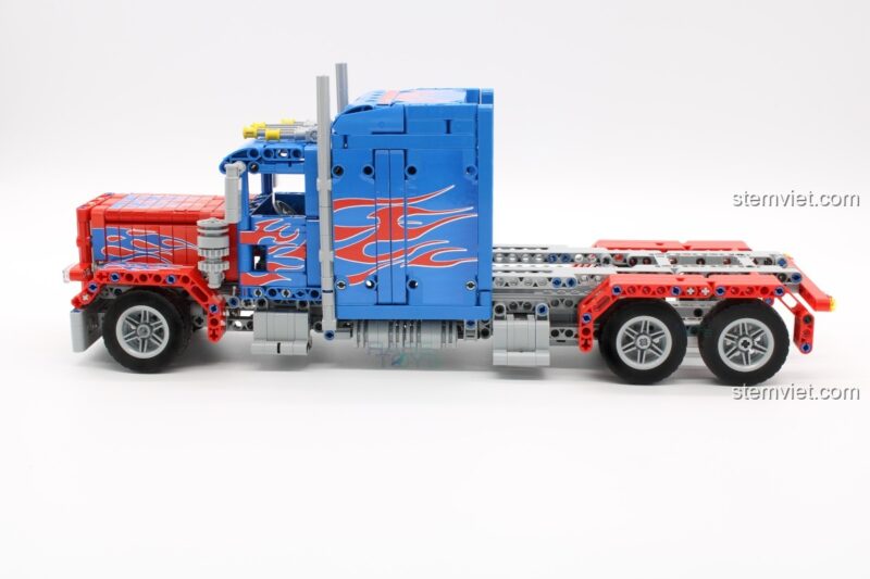 Các chi tiết nổi bật của đồ chơi lắp ghép 15001: động cơ lớn, bình xăng thực tế, cửa mở được và loa analog.