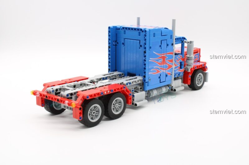 Hai góc nhìn của đồ chơi mô hình Xe Tải Optimus Prime 5001, thể hiện thiết kế mạnh mẽ, nam tính.
