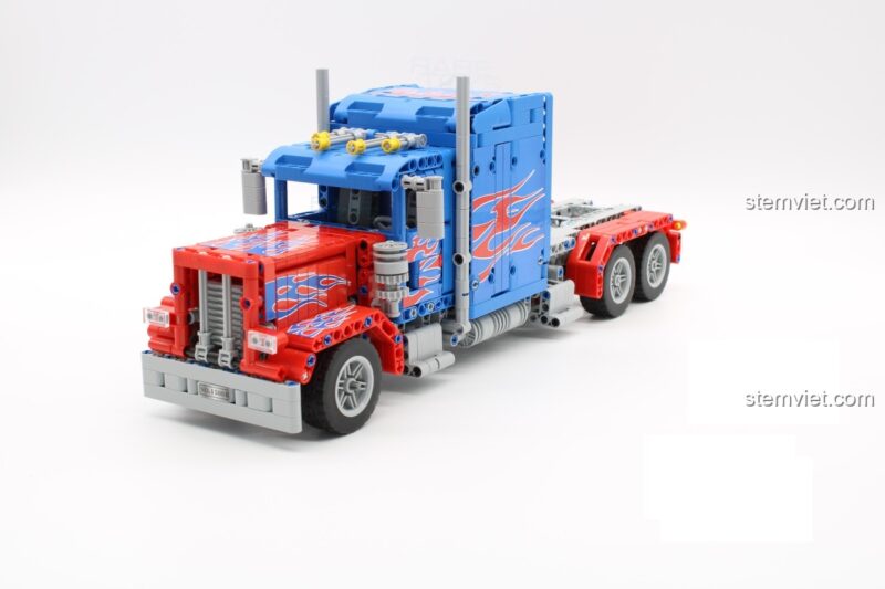 Poster quảng cáo bộ lắp ráp Xe Tải Optimus Prime, tái hiện hình dáng xe tải đầu kéo cực ngầu.