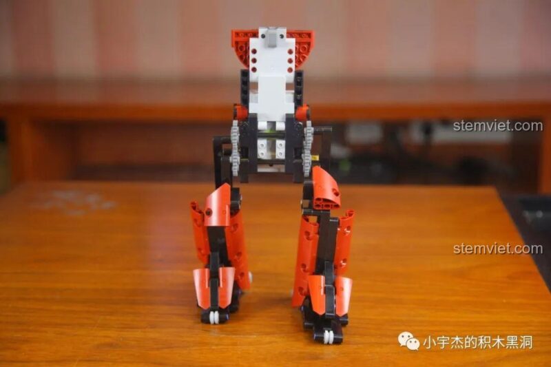 Phần chân robot Crimson Mould King 15038 nhìn từ phía trước, đồ chơi mô hình robot biết đi.