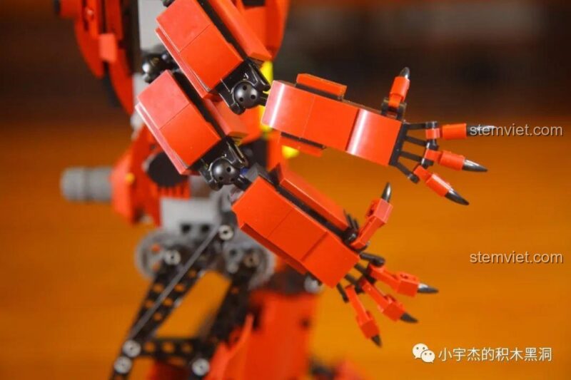 Hai cánh tay của Robot Crimson Mould King 15038, chi tiết khớp nối, đồ chơi lắp ráp robot biết đi.