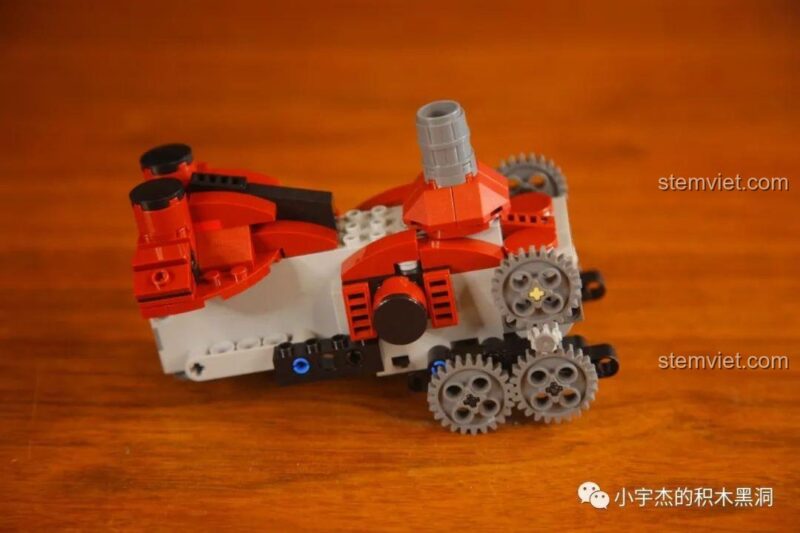 Lắp ráp phần thân dưới của bộ đồ chơi Mould King 15038 Robot Crimson, hiển thị các bánh răng, đồ chơi lắp ráp cho bé trai.