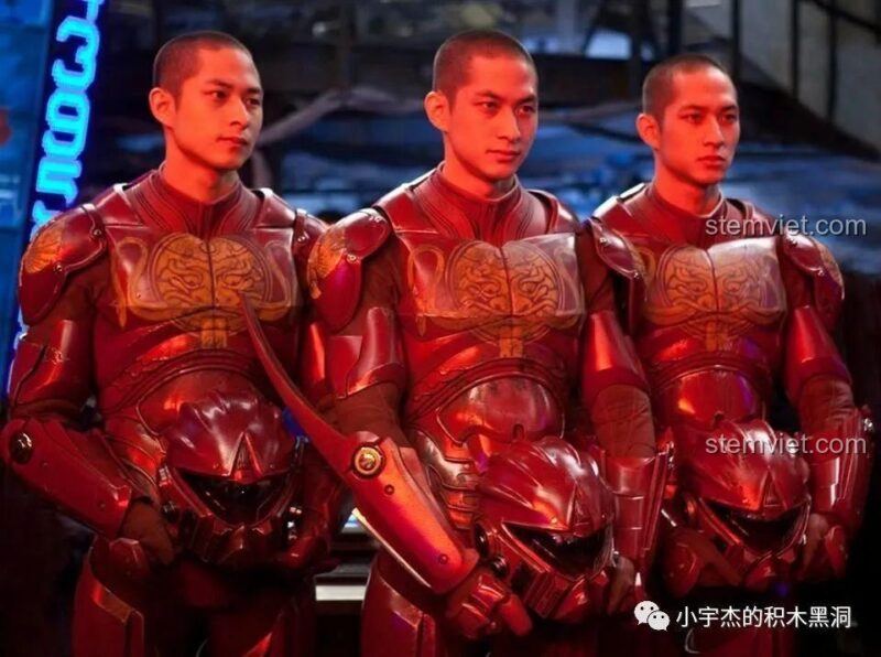 Ba anh em phi công điều khiển Crimson Typhoon trong phim Pacific Rim, liên quan đến bộ đồ chơi Mould King 15038 Robot Crimson.