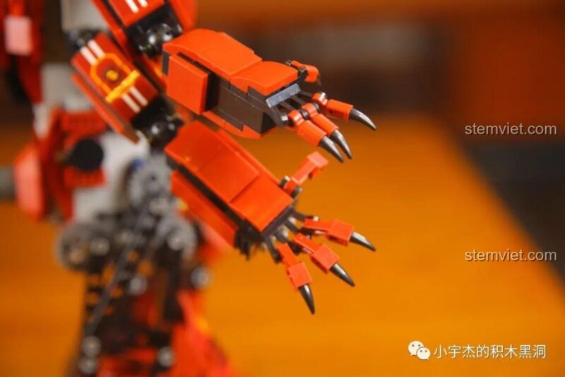 Robot Crimson Mould King 15038 nhìn từ phía sau, thể hiện tổng thể, đồ chơi mô hình cho bé trai.