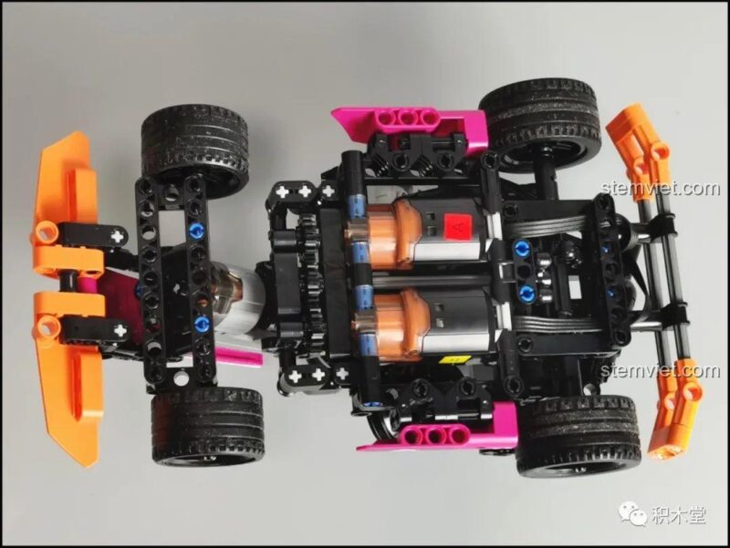 Mô hình Mould King 18026 Xe Kart Đua Điều Khiển Từ Xa hoàn chỉnh, nhìn từ góc cao phía trước, tổng thể thiết kế