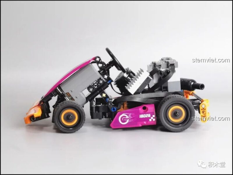 Mô hình Mould King 18026 Xe Kart Đua Điều Khiển Từ Xa hoàn chỉnh, nhìn từ bên hông, thể hiện thiết kế khí động học