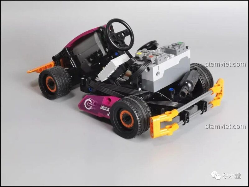 Mô hình Mould King 18026 Xe Kart Đua Điều Khiển Từ Xa hoàn chỉnh, nhìn từ góc chéo phía trước