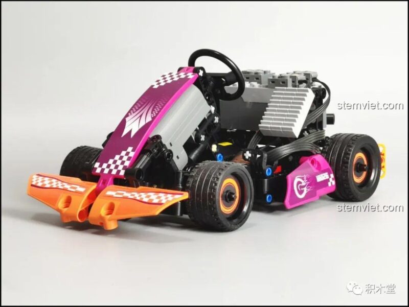Mô hình Mould King 18026 Xe Kart Đua Điều Khiển Từ Xa hoàn chỉnh, nhìn từ phía sau, với cản sau chắc chắn
