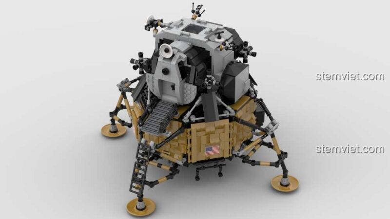 Chi tiết tinh xảo của đồ chơi mô hình Tàu con thoi Apollo 11 21006, tái hiện khoảnh khắc lịch sử trên mặt trăng.