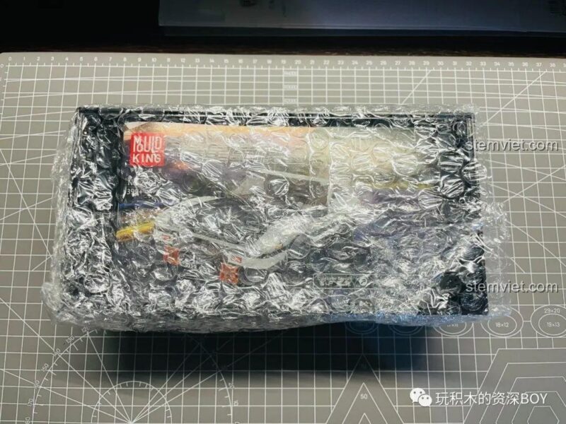 Ảnh review mặt sau hộp bộ lắp ráp Mould King 27013, hiển thị các góc nhìn khác của xe Toyota AE86 và chi tiết nội thất.