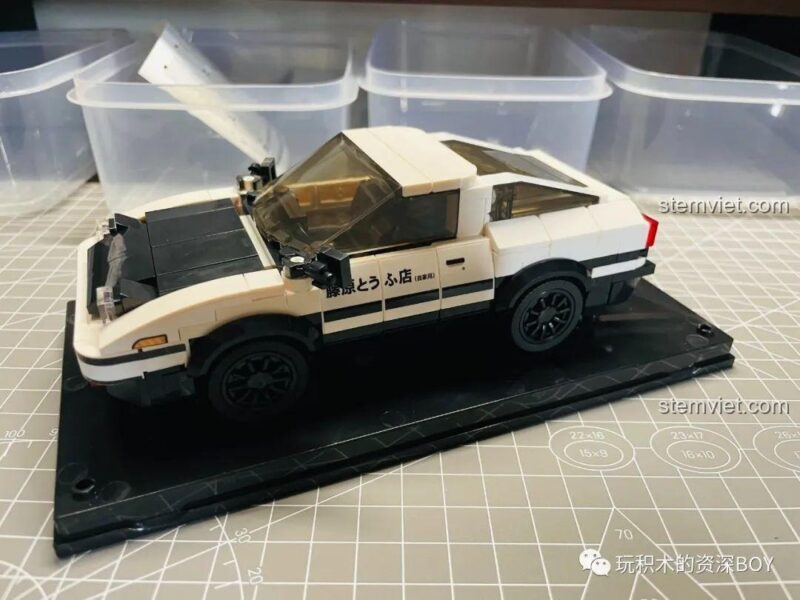 Các chi tiết của bộ lắp ráp Toyota AE86 27013 được người dùng phân loại ra các khay riêng, sẵn sàng cho việc lắp ráp.