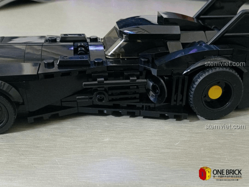 Góc nhìn cận cảnh bên hông Mould King 27018 Xe Batmobile, đồ chơi mô hình Xe Thể Thao Dơi, bộ lắp ráp Xe Dơi