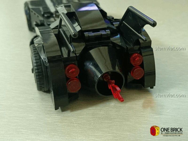 Chi tiết động cơ phản lực phía sau của Mould King 27018 Xe Batmobile, đồ chơi mô hình Xe Thể Thao Dơi, thiết kế ấn tượng