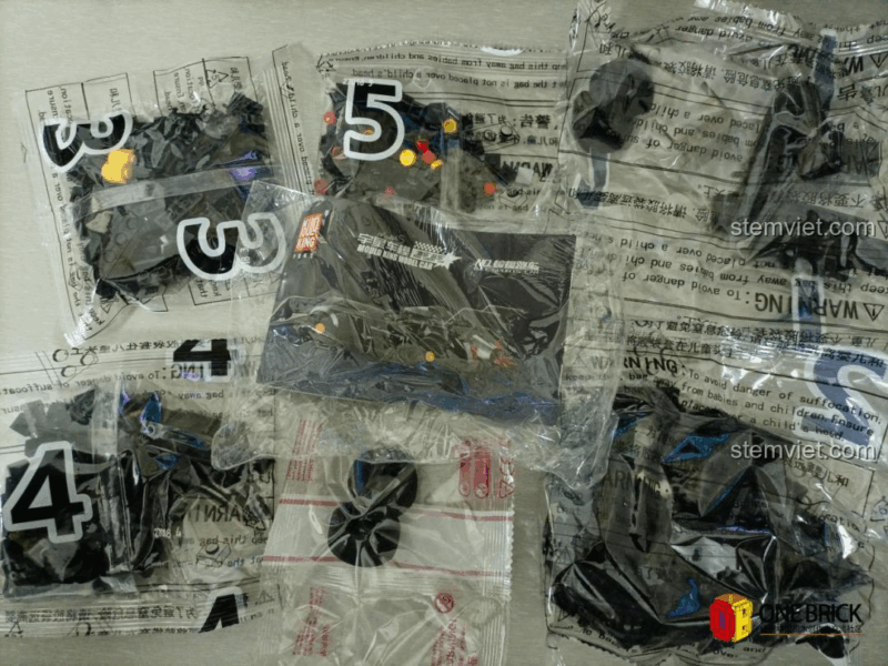 Các túi mảnh ghép của bộ lắp ráp Mould King 27018 Xe Batmobile, đồ chơi mô hình Xe Thể Thao Dơi, chuẩn bị lắp ráp