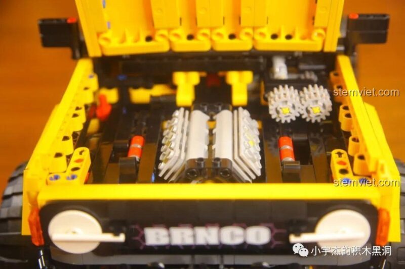 Cận cảnh khối động cơ V6 giả với các piston có thể chuyển động bên trong xe MOYU BLOCK MY88005.