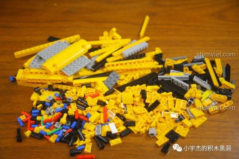 Các chi tiết Technic từ túi số 5 được đổ ra để hoàn thiện thân vỏ xe Ford Bronco MY88005.