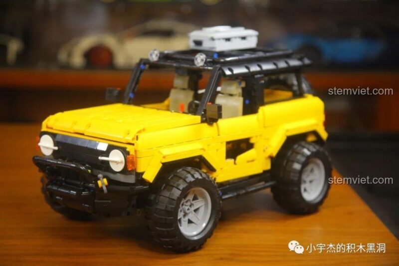 Góc nhìn 3/4 từ phía trước của mô hình Ford Bronco MY88005 hoàn thiện.