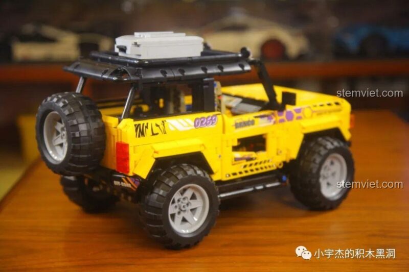 Góc nhìn từ sau, bên hông của xe Ford Bronco MY88005 đã hoàn thiện.