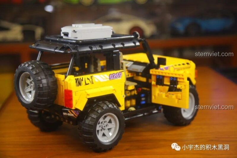 Góc nhìn từ sau, bên hông khi mở cửa xe Ford Bronco MY88005.
