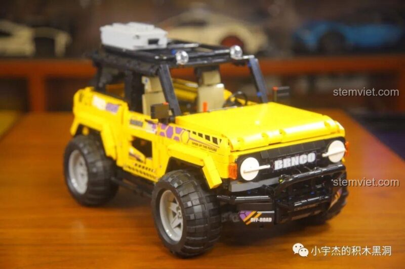 Mô hình Ford Bronco MY88005 hoàn thiện với decal dán đầy đủ.
