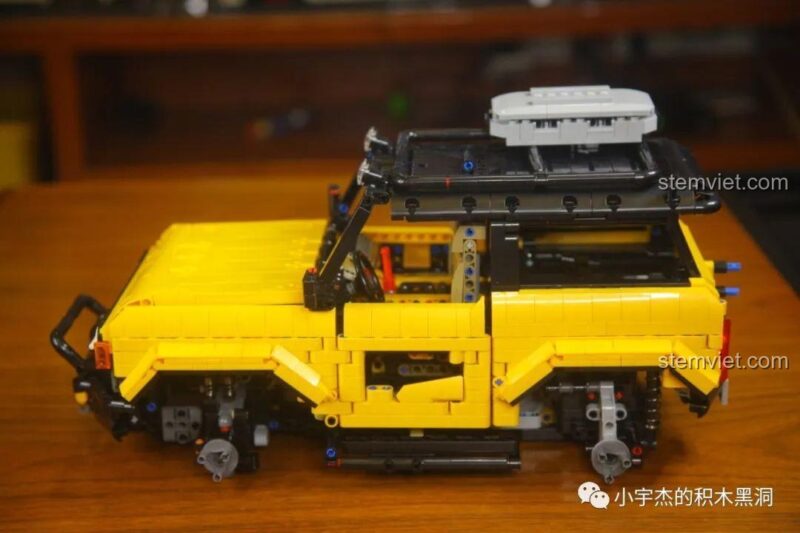 Hoàn thiện phần thân vỏ màu vàng và giá nóc cho xe MOYU BLOCK MY88005.