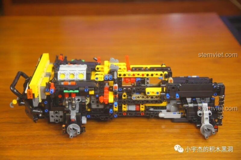 Khung gầm và phần đầu xe được kết hợp lại trong quá trình lắp ráp MOYU BLOCK MY88005.