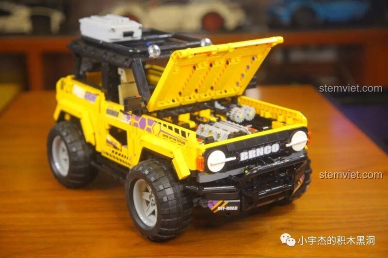 Mui xe Ford Bronco MY88005 có thể mở lên, để lộ khối động cơ V6 chi tiết.