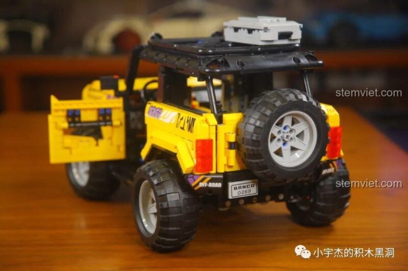 Góc nhìn từ phía sau khi mở cửa xe Ford Bronco MY88005.