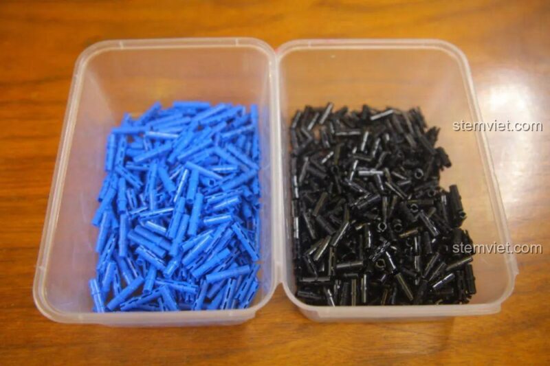Phân loại các chốt pin Technic trước khi lắp ráp mô hình xe địa hình MOYU BLOCK MY88005.