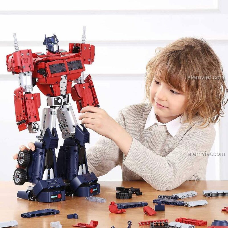 Trẻ em chơi bộ đồ chơi mô hình ONEBOT Optimus Prime