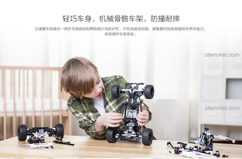 Bé trai cầm đồ chơi mô hình Xe đua sa mạc ONEBOT SMSC01IQI, khung xe cơ khí nhẹ và bền, chống va đập hiệu quả