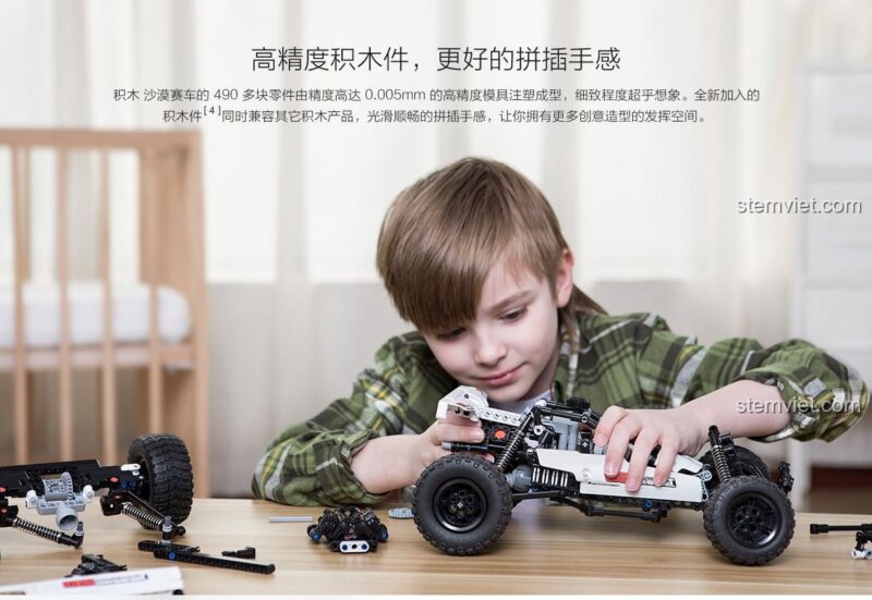 Bé trai lắp ráp chi tiết bộ đồ chơi Xe đua sa mạc ONEBOT SMSC01IQI, các mảnh ghép có độ chính xác cao, mang lại trải nghiệm mượt mà