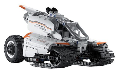 Ảnh chụp chính diện bộ lắp ráp Tàu Con Thoi Phi Ngư ONEBOT XJXL01IQI, một xe chiến đấu viễn tưởng màu trắng với bánh xích và bánh lốp, phù hợp cho con trai 8 tuổi.