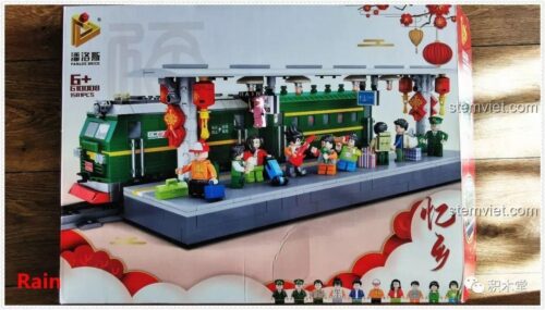 Đồ chơi mô hình Ga tàu hỏa Panlos Brick 610008, hộp sản phẩm chất lượng cao, tái hiện không khí Tết truyền thống, đáng tiền cho bé 6 tuổi.