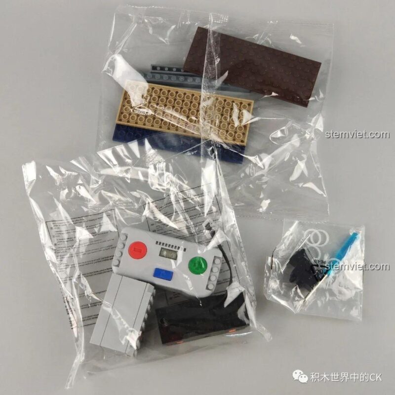 Đồ chơi mô hình Ga Tàu Hỏa Giáng Sinh Panlos Brick 613005, bộ phận điện tử điều khiển từ xa và pin, đồ chơi thông minh cho bé 6 tuổi