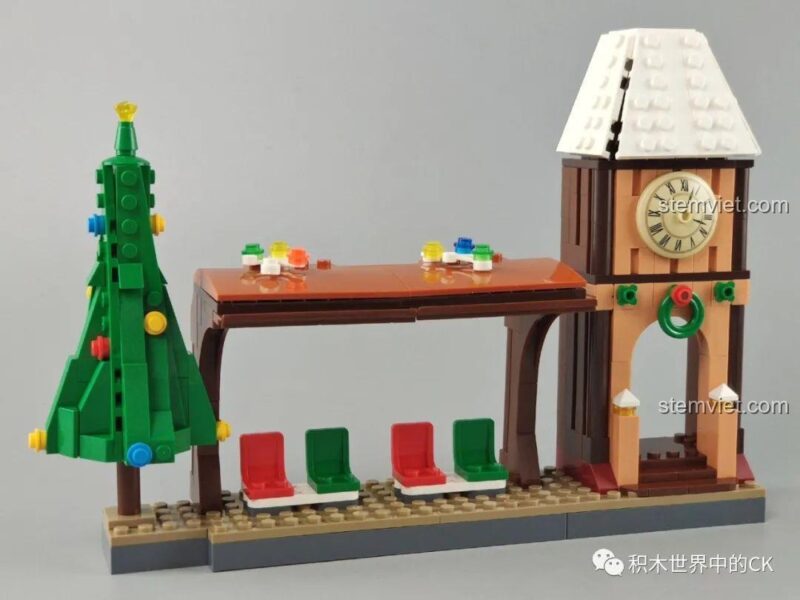 Nhà Ga Xe Lửa Giáng Sinh 613005 Panlos Brick, mô hình nhà ga và cây thông Noel đã lắp ráp, chi tiết đẹp mắt