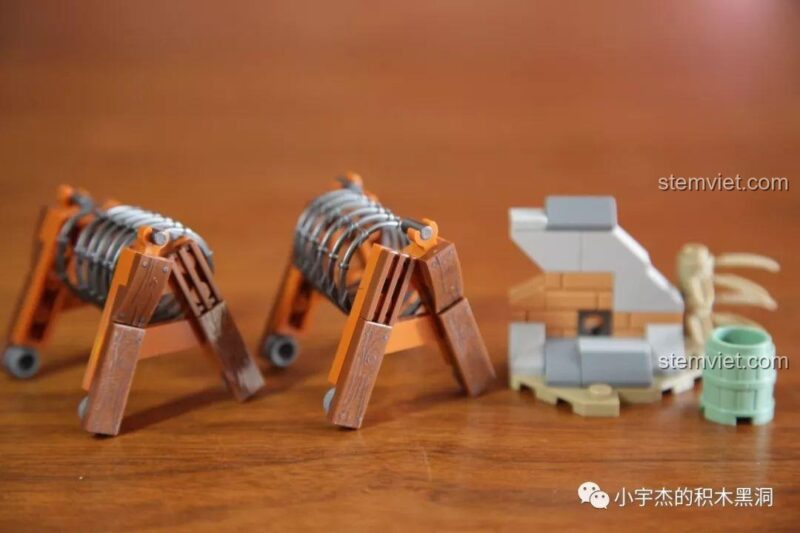 Mô hình chướng ngại vật và thùng đạn trong bộ đồ chơi xây dựng Panlos Brick 631007. Chi tiết này tăng thêm tính chân thực cho bối cảnh chiến trường, giúp bé trai 6 tuổi phát triển tư duy chiến thuật khi chơi.