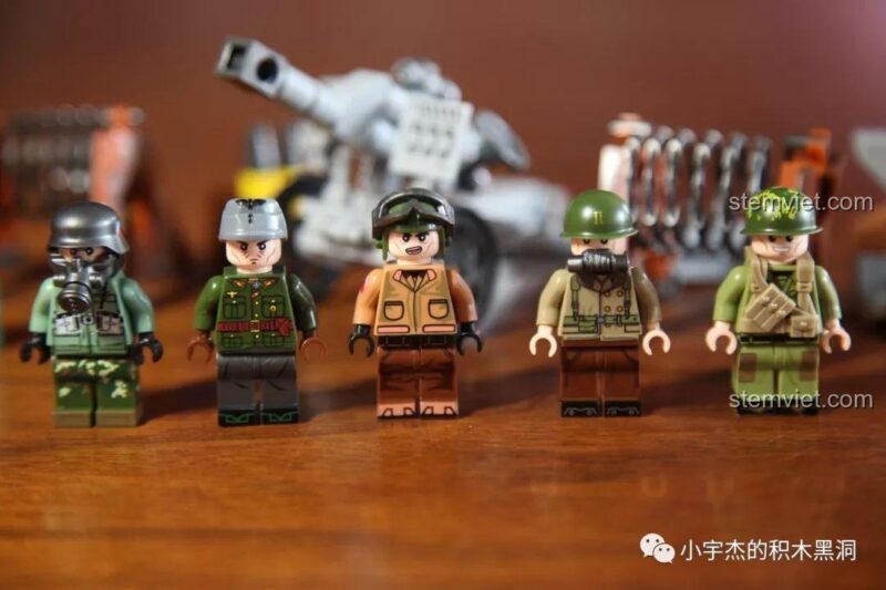 Cận cảnh 5 minifigures lính tinh nhuệ trong bộ lắp ghép Panlos Brick 631007 Xe bọc thép quân sự. Các nhân vật có biểu cảm đa dạng, trang phục chi tiết, sẵn sàng cho mọi nhiệm vụ chiến đấu, kích thích sáng tạo cho bé trai 6 tuổi.