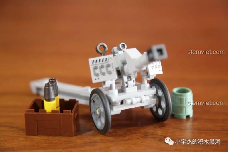 Khẩu pháo kéo quân sự với đạn dược đi kèm trong bộ lắp ráp Panlos Brick 631007. Chi tiết pháo được thiết kế tỉ mỉ, có thể di chuyển, mang lại trải nghiệm chơi chân thực cho bé trai 6 tuổi với đồ chơi mô hình quân sự.