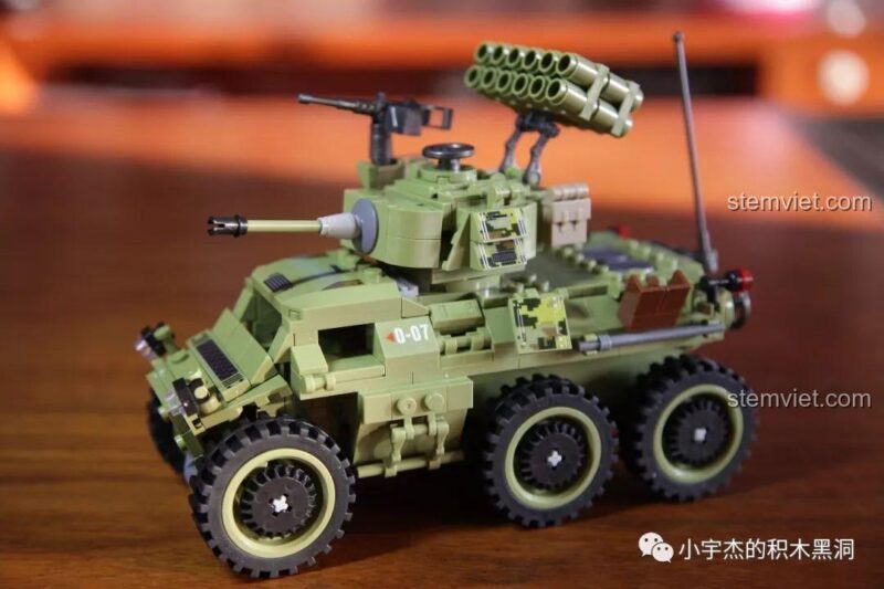 Mô hình xe bọc thép quân sự Panlos Brick 631007 hoàn chỉnh với hệ thống rocket đa nòng. Xe có 6 bánh, thiết kế mạnh mẽ, sẵn sàng cho các nhiệm vụ chiến đấu, là đồ chơi lắp ráp lý tưởng cho bé trai 6 tuổi.