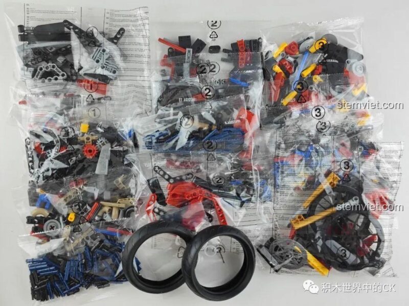 Các túi chi tiết được đánh số của đồ chơi mô hình Panlos Brick 672006, sẵn sàng cho việc lắp ráp.