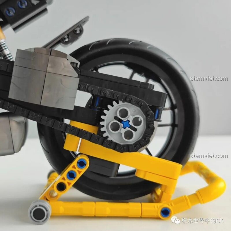 Chi tiết xích truyền động và bánh sau của mô hình Panlos Brick 672006, một tính năng Technic thú vị.