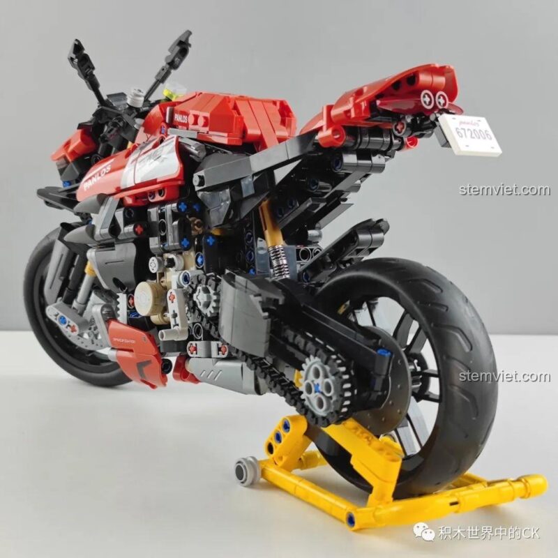 Góc nhìn từ phía sau của bộ xếp hình Panlos Brick 672006, nổi bật với bánh xe lớn và đuôi xe vuốt nhọn.
