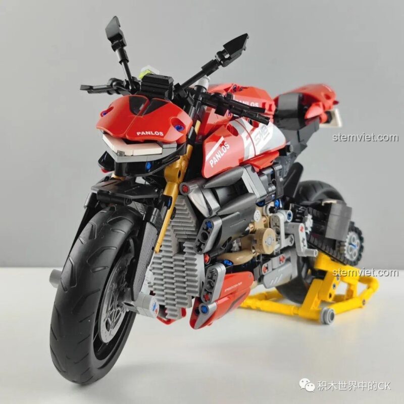 Góc nhìn phía trước của bộ lắp ráp Siêu mô tô Streetfighter V4 SP, thể hiện thiết kế đầu xe hầm hố.