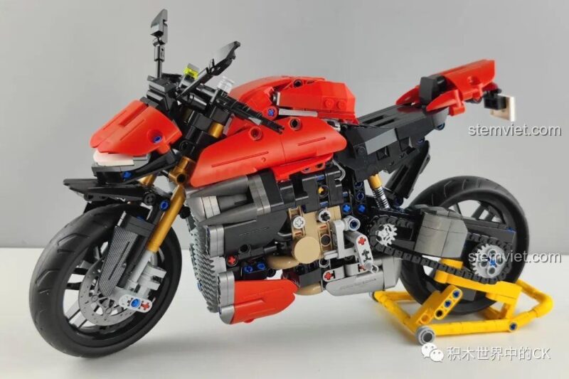 Mô hình Panlos Brick 672006 đã hoàn thành và được đặt trên chân chống, sẵn sàng để trưng bày.