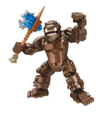 Mô hình King Kong 687005 của Panlos Brick sau khi lắp ráp hoàn chỉnh, cầm rìu chiến, phù hợp cho bé trai 6 tuổi.