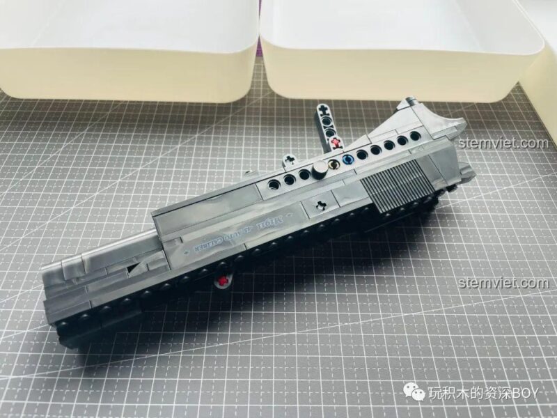 Mô hình súng lục M1911 PanlosBrick 670007 từ góc nhìn trên cao, đồ chơi lắp ráp súng lục cho bé trai