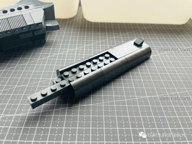 Chi tiết cò súng và các chốt kết nối của bộ lắp ghép PanlosBrick 670007 Súng Lục M1911, đồ chơi lắp ráp súng lục